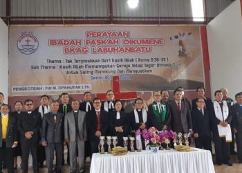 Hobbol Z.Rangkuti saat berfoto bersama seusai acara