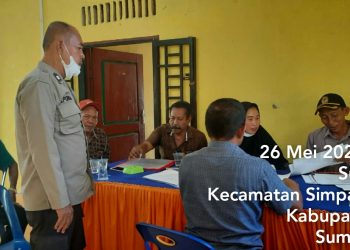 Bhabinkmatibmas Polsek Simpang Empat Lakukan Pengamanan Pendaftaran Calon Kades