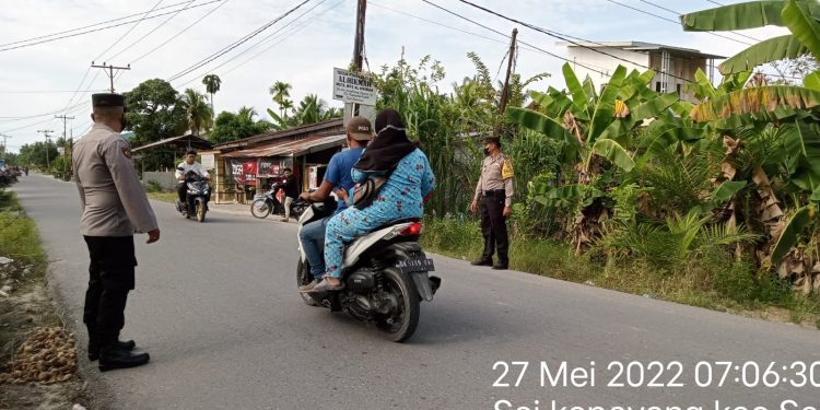 Personel Polsek Sei Kepayang Asahan Atur Arus Lalulintas