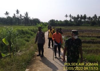 Personel Polsek Air Joman Bersama Forkopimcam Hadiri Kegiatan Gotong Royong di Desa Bandar