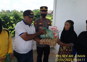 Kapolsek Air Joman  Bersama Forkopimcam Beri Sembako ke Masyarakat 