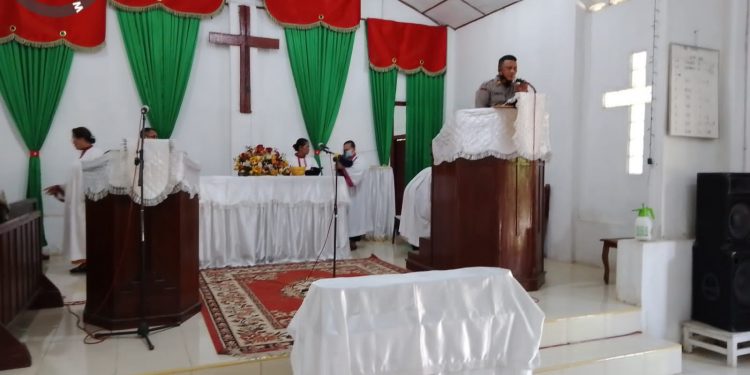 Personel Polres Asahan Komidamas di Gereja HKBP Bunut Kisaran