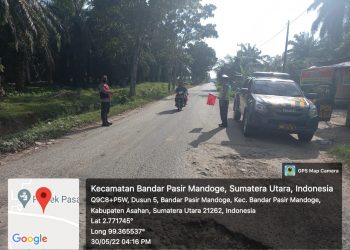 Personel Polsek Bandar Pasir Mandoge Lakukan Pengaturan Lalu lintas di Sore Hari