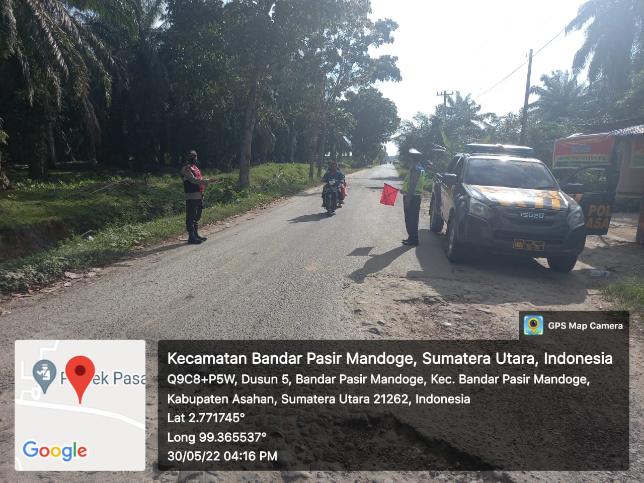 Personel Polsek Bandar Pasir Mandoge Lakukan Pengaturan Lalu lintas di Sore Hari