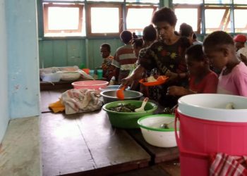 Jalin Keakraban, Satgas Yonif 126/KC Ajak Warga Perbatasan Makan Bersama