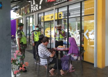 Kanit Laka Polres Sergai Ajak Pemudik di Rest Area Tol Tebing Tinggi – Medan untuk Divaksinasi