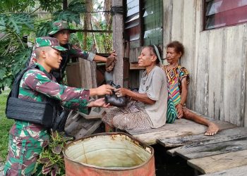 Bagikan Sembako, Salahsatu Kewajiban TNI Atasi Kesulitan Rakyat di Perbatasan RI-PNG
