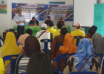 Masyarakat Desa Panca Arga, Kecamatan Rawang Panca Arga mendengarkan materi dalam kegiatan sosialisasi akan bahayanya narkoba dan pernikahan siri.