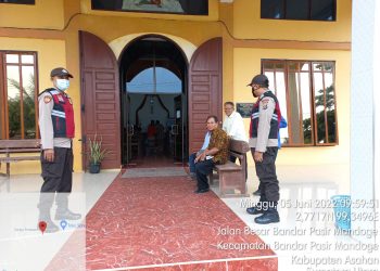 Personel Polsek BP Mandoge  Lakukan Pengamanan Ibadah Kebaktian di Gereja