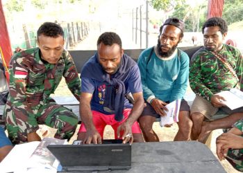 Berbagi Ilmu, Satgas Yonif 126/KC Ajarkan Pengoperasian Laptop Bagi Pemuda di Perbatasan Papua