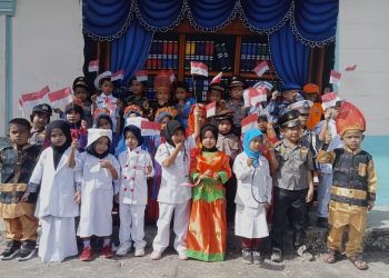 Sekretaris Kecamatan Sibabangun, Maslina, pada pelepasan anak-anak TK  Aisyiyah Bustanul Atfhal (ABA) Kelurahan Sibabangun, Kecamatan Sibabangun, Kabupaten Tapanuli Tengah, Kamis (9/6/2022).