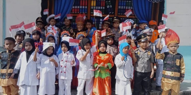 Sekretaris Kecamatan Sibabangun, Maslina, pada pelepasan anak-anak TK  Aisyiyah Bustanul Atfhal (ABA) Kelurahan Sibabangun, Kecamatan Sibabangun, Kabupaten Tapanuli Tengah, Kamis (9/6/2022).