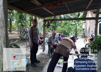 Bhabinkamtimas Polsek Simpang Empat  Gotong Royong di Dusun X, Desa Sungai Lama
