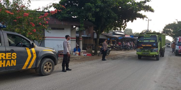 Personel Polsek Bandar Pulau Atur Lalulintas ke Sigura-gura Asahan