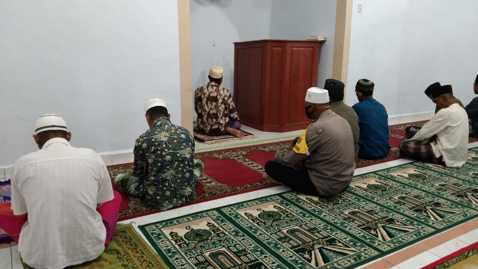 Personel Polsek Air Joman Laksanakan Gerakan Sholat Subuh Keliling