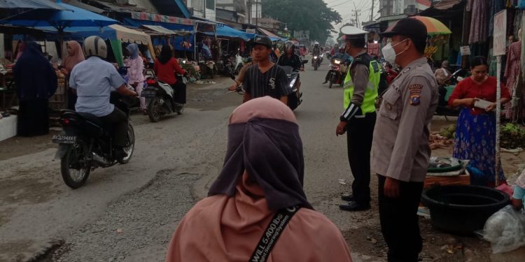 Personel Polsek Air Joman Atur Arus Lalulintas di Pajak Kebun Sayur