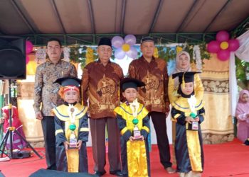 Kades Serdang Hadiri Wisuda TK Darussalam Asahan