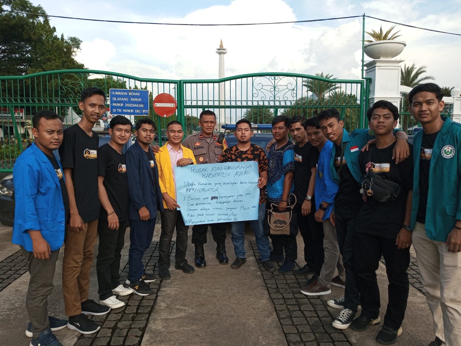 Aksi di Istana Presiden, DAP: Bupati Asahan "Membiarkan" Infrastruktur Jalan Rusak dan Wabah PMK