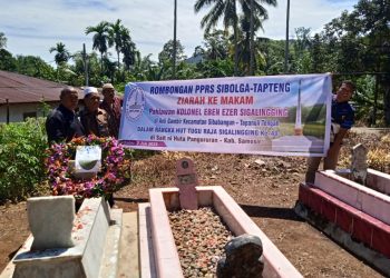 Rombongan PPRS Sibolga-Tapteng Ziarah dan tabur bunga ke Makam Kolonel Eben Ezer Sigalingging di Desa Aek Gambir, Kabupaten Tapanuli Tengah, Sabtu (18/06/2022).