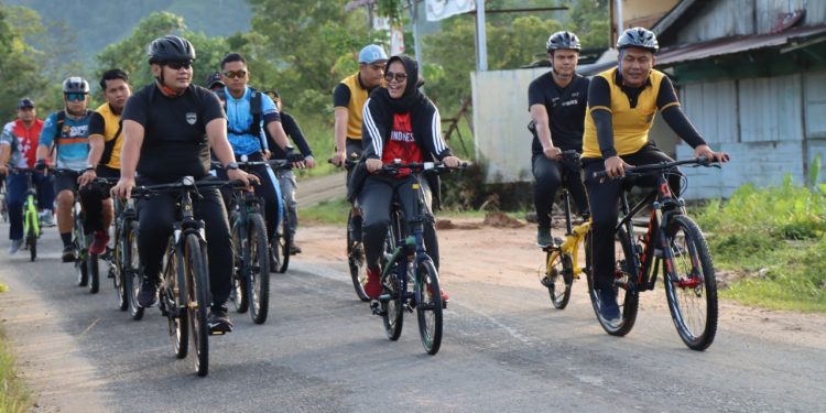 (Zatam/New Tapanuli)  Kapolres Tapteng mengikuti olahraga sepeda gembira memeriahkan HUT Bhayangkara ke-76.