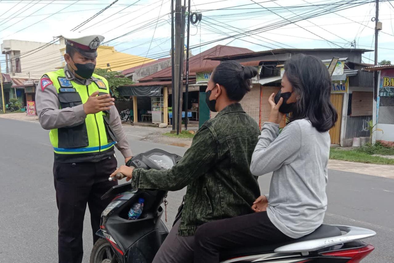  (Zatam/Taslab News).   Personil Sat Lantas Polres Tapteng memberikan edukasi kepada pengendara septor yang tidak memakai helm.