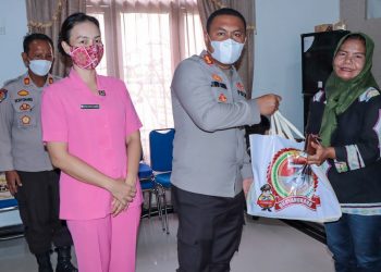 Sambut Hari Bhayangkara ke 76, Polres Tapteng Bagikan Sembako