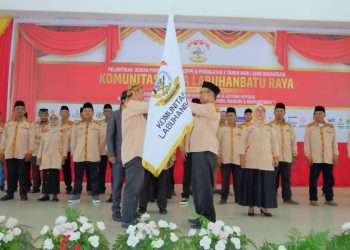 Penyerahan bendera petaka pada acara pelantikan tersebut. 
