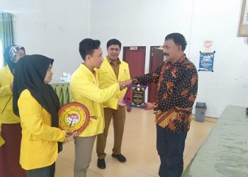 KKN Selesai, Mahasiswa Berikan Cendramata untuk Kades Aek Loba