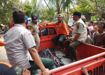(Richard Silaban/TASLABNEWS) BPBD Labuhanbatu Utara mengevakuasi jenazah 