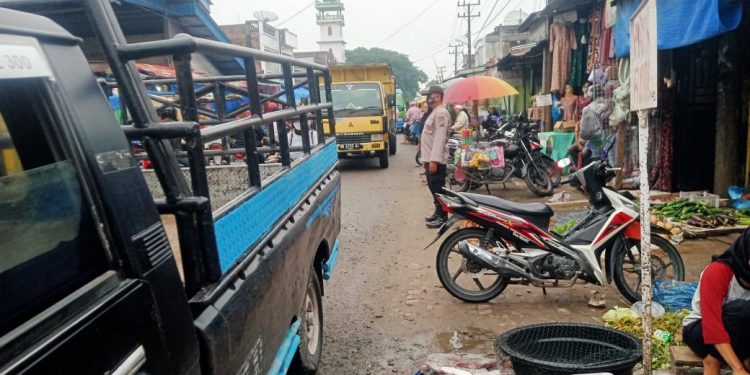 Personel Polsek Air Joman Lakukan Pengaturan Arus Lalu Lintas