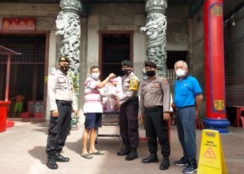 Personel Polres Asahan Bagikan Bansos ke Penarik Becak, Petugas Kebersihan Kota