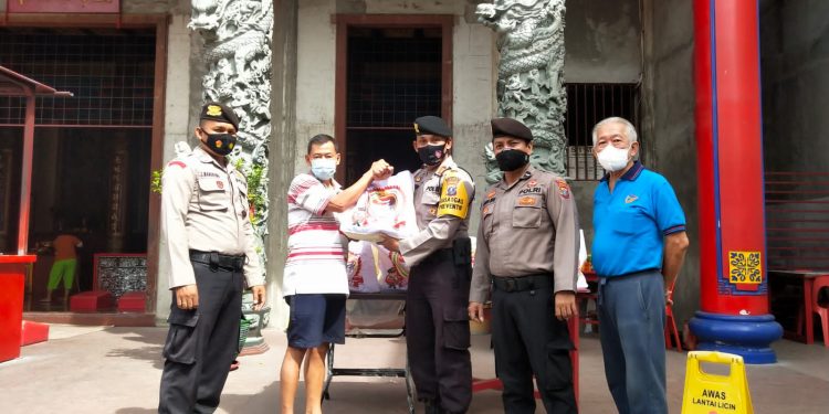 Personel Polres Asahan Bagikan Bansos ke Penarik Becak, Petugas Kebersihan Kota
