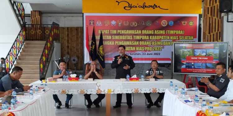 Kepala Kantor Imigrasi Sibolga, Dr Saroha Manullang saat memberikan pemaparan perihal Pengawasan Orang Asing.