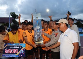  (Zatam/Taslab News)  Kapolres Tapteng menyerahkan piala kepada juara I Rumbio FC.