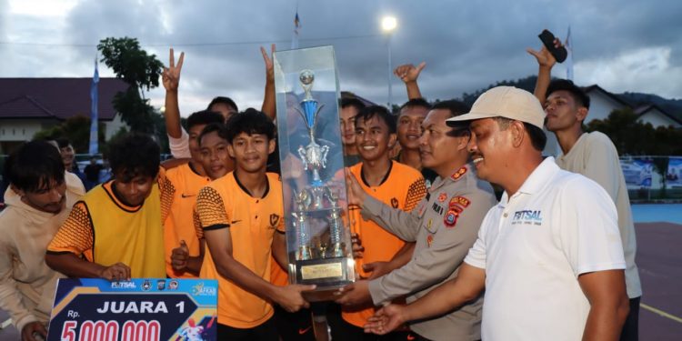  (Zatam/Taslab News)  Kapolres Tapteng menyerahkan piala kepada juara I Rumbio FC.