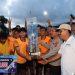 (Zatam/Taslab News) Kapolres Tapteng menyerahkan piala kepada juara I Rumbio FC.