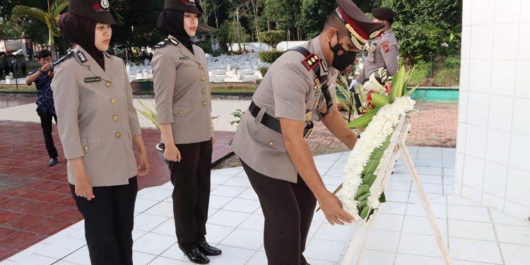 Polres Asahan ziarah dan tabur bunga di makam pahlawan