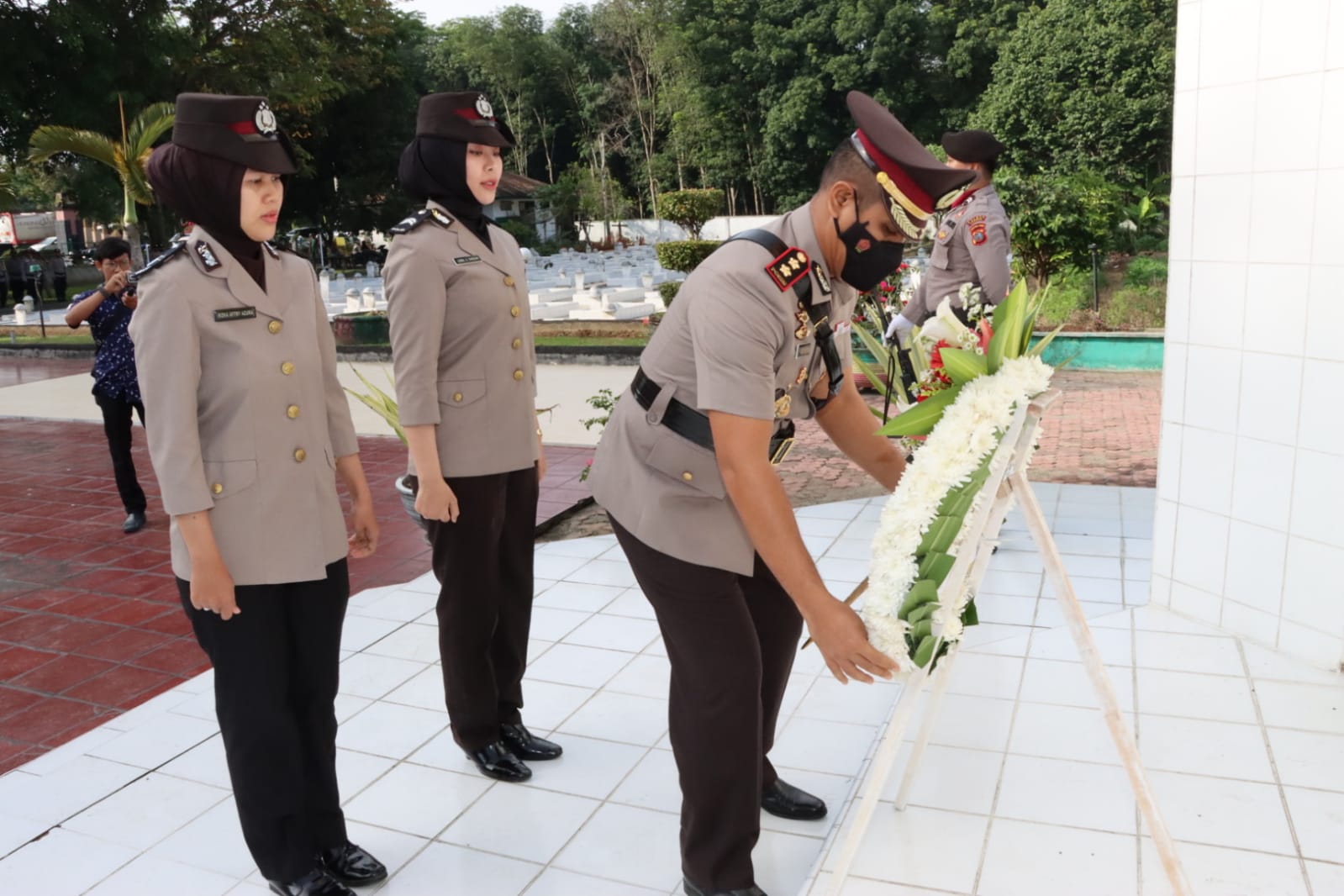 Polres Asahan ziarah dan tabur bunga di makam pahlawan