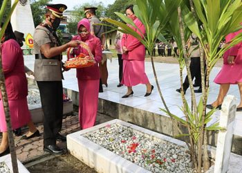 Sambut Hari Bhayangkara Ke 76, Polres Tanjungbalai Gelar Upacara, Ziarah dan Tabur Bunga Di TMP