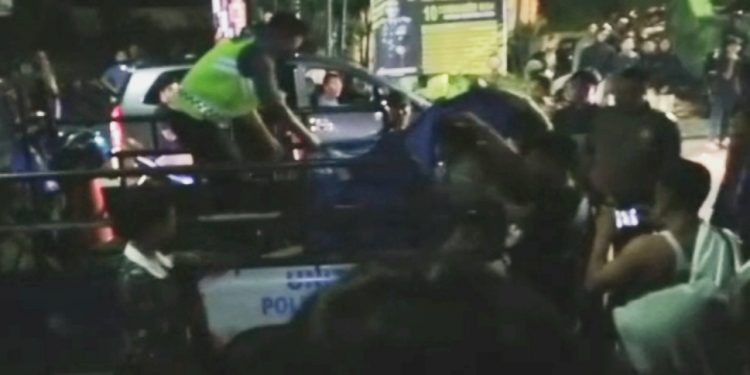 Personil Sat Lantas mengevakuasi korban kecelakaan lalu lintas di Jalan Sangnawaluh, Kota Pematangsiantar.