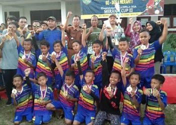 Kades Meranti Beri Hadiah Juara Pertama ke Tim Sepakbola U-11 Dusun IV