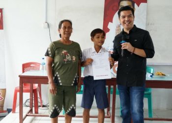 Bagikan Beasiswa, Bane Raja Manalu: Harus Berani Raih Mimpi