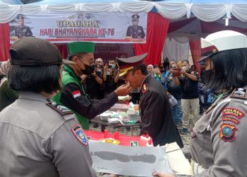 (Rey Simorangkir/TASLABNEWS) Formateur Ketua HMI cabang Sibolga- Tapteng Anggiat Marito menyuapkan kue ulang tahun ke Kapolres Sibolga.