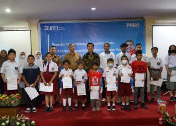 Harap Tak Ada Anak Putus Sekolah, Bane Raja Manalu Bagikan Beasiswa ke Warga Binjai-Langkat