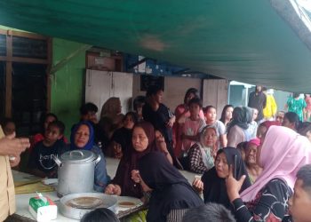 Mantan Wali Kota Sibolga, Drs HM Syarfi Hutauruk,MM saat bercengkrama dan melepas rindu dengan masyarakat.