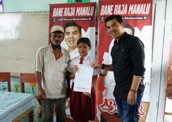 Bagikan Beasiswa, Bane Raja Manalu: Harus Berani Raih Mimpi