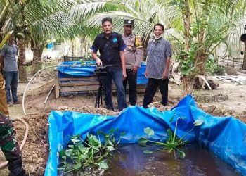 Sejumlah pegawai Dinas Kominfo Labuhanbatu saat berada di salahsatu desa mengambil gambar yang akan di publikasikan.