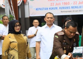 Bupati Labuhanbatu H Erik Adtrada Ritonga saat (tengah).