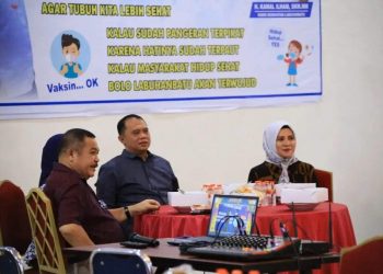 Bupati Labuhanbatu H Erik Adtrada Ritonga (tengah) saat duduk bersama Sekdakab Labuhanbatu Ir Muhammad Yusuf Siagian (kiri) menghadiri acara tersebut. 