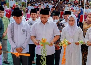 Bupati Labuhanbatu H Erik Adtrada Ritonga saat meresmikan rumah Tahfidz Qur'an Yayasan Elpi Al Azis di Desa Janji, Kecamatan Bilah Barat.